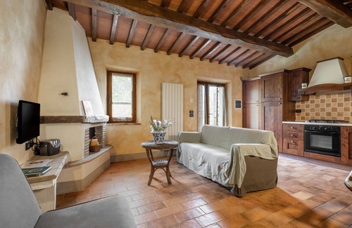 Radicofani Apartment | Apartment 'Bosco' with Shared Terrace, Shared Garden and Wi-Fi
