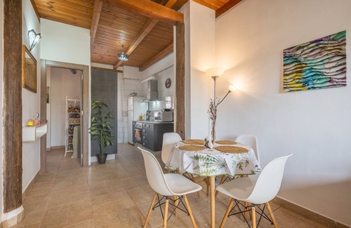 Ambroz Apartment | Apartment 'Con Vistas A La Piscina' with Mountain View, Wi-Fi and Air Conditioning