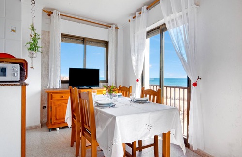 Les Deveses Apartment | Apartment 'Cudei Primera Línea' with Sea View, Wi-Fi and Air Conditioning