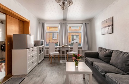 Wesselburen Apartment | Apartment 'Das Weiße Stadthaus' with Wi-Fi