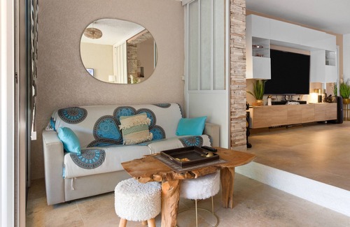 Le Dramont Apartment | Apartment 'Domaine De La Corniche' with Private Terrace, Wi-Fi and Air Conditioning