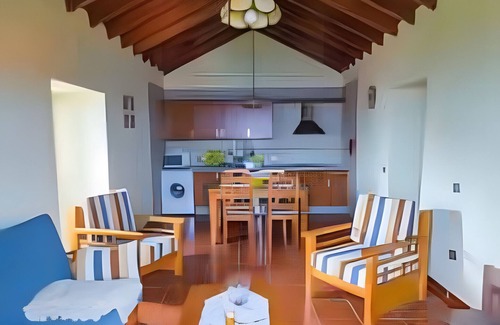 Mocanal House | Apartment El Peral in 'Casa Rural Los Perales' with Sea Views, Shared Terrace and Wi-Fi