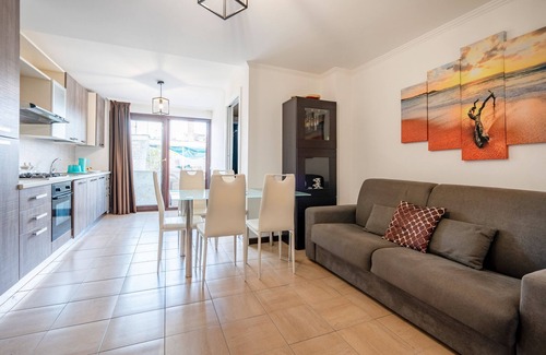 Torre Canne Apartment | Apartment 'Emma House, By The Sea' with Balcony, Wi-Fi and Air Conditioning
