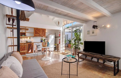 Vila Real Santo Antonio Apartment | Apartment 'Estúdio Casa Do Limoeiro' with Private Garden, Wi-Fi and Air Conditioning