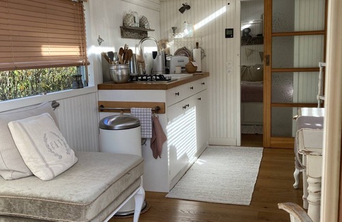 Hummel Apartment | Apartment 'Familienurlaub Im Zirkuswagen' with Private Garden and Wi-Fi