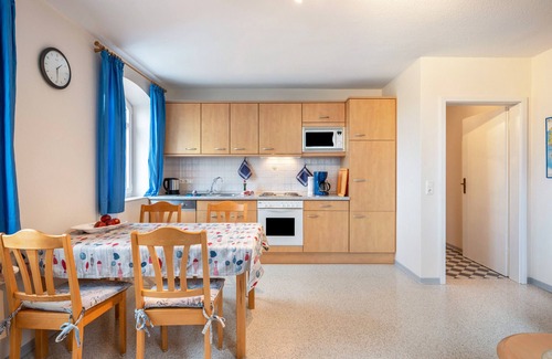 Suderdeich Apartment | Apartment 'Ferienwohnung Blau' with Shared Terrace, Shared Garden and Wi-Fi