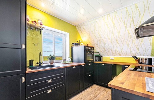 Langeneß Apartment | Apartment 'Ferienwohnung Hafenblick' with Sea View, Shared Terrace and Wi-Fi