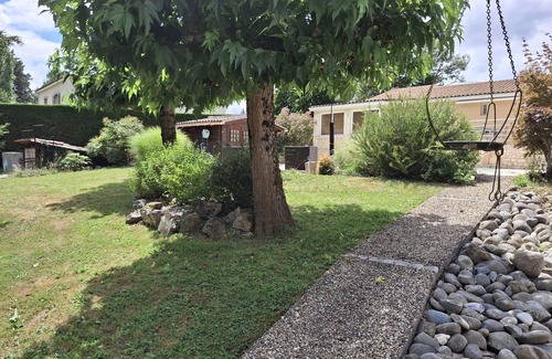 Coulounieix-Chamiers Apartment | Apartment 'Le Repaire De Belette' with Private Terrace, Shared Garden and Wi-Fi