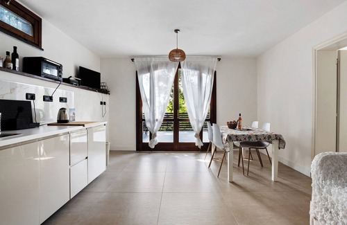 Arcola Apartment | Apartment 'Ginestra' with Sea View, Wi-Fi and Air Conditioning