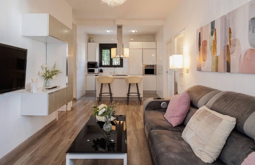 Ciudad Jardin Apartment | Apartment 'Gran Plaza Luminoso' with Balcony, Wi-Fi and Air Conditioning