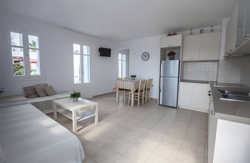 Livadi Apartment | Apartment 'Grand Two-Bedroom For 5' with Private Terrace, Wi-Fi and Air Conditioning