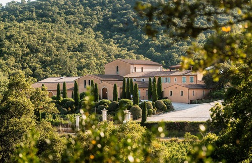 La Londe-les-Maures Apartment | Apartment 'Honeymoon Suite in an Estate' with Private Terrace, Wi-Fi and Air Conditioning