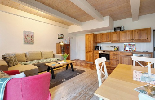 Hillgroven Apartment | Apartment 'Haus Mühlenhof 2' with Private Terrace, Shared Garden and Wi-Fi