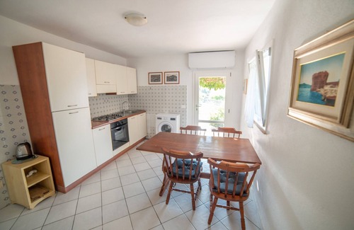 Patresi House | Apartment Il Mirto with Mediterranean Garden and Sea View