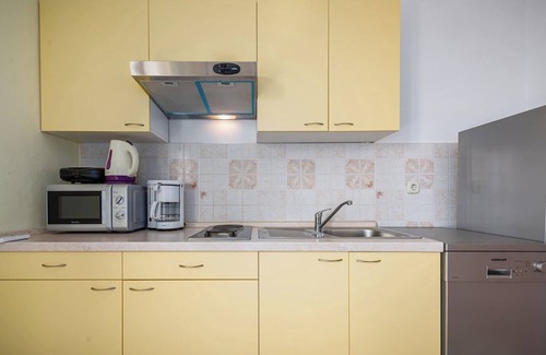 Drenje Apartment | Apartment in Drenje with Sea View & Pool