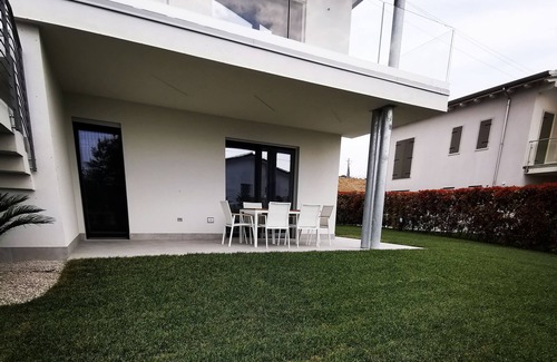 Bardolino Apartment | APARTMENT IN VILLA, LAKE VIEW, 5 MINUTES WALK FROM THE LAKE AND THE VILLAGE