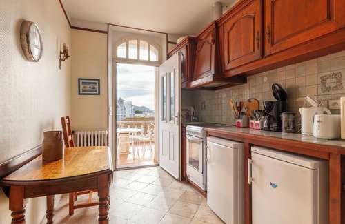 Bonneveine Apartment | Apartment 'L'Esperance' with Mountain View, Wi-Fi and Air Conditioning