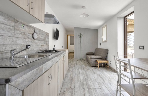 Pozzillo Apartment | Apartment "Letizia House" close to the Sea with Garden & Wi-Fi