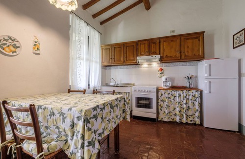 Gallina Apartment | Apartment "Lilla" with Mountain View, Shared Pool & Wi-Fi