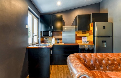 Caderousse Apartment | Apartment 'Love Room - Rhôna' with Wi-Fi and Air Conditioning