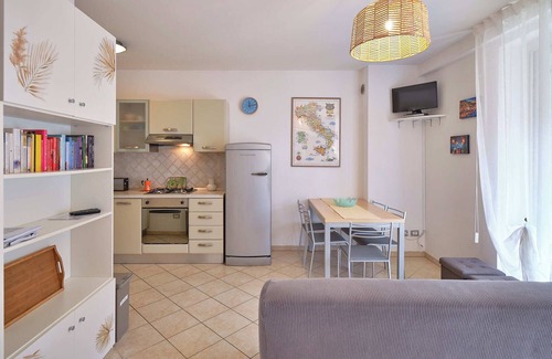 Montioni Apartment | Apartment 'Madonnina In Lazise' with Shared Pool, Wi-Fi and Air Conditioning