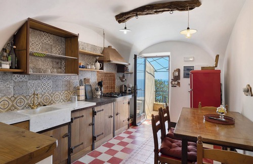 Varigotti Apartment | Apartment 'Mandarino' with Sea View, Wi-Fi and Air Conditioning
