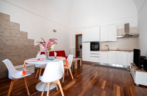 Municipio 4 Apartment | Apartment 'Michelangelo' with Wi-Fi and Air Conditioning