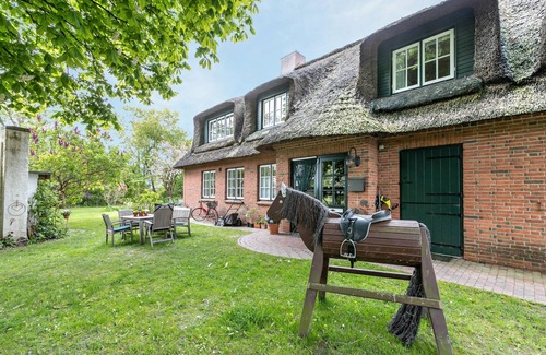 Norddeich Apartment | Apartment 'Mohnzimmer' with Shared Garden and Wi-Fi