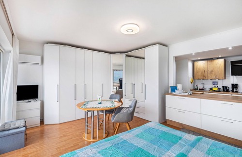 Bad Hoenningen Apartment | Apartment 'Rhein 8' with Balcony and Wi-Fi