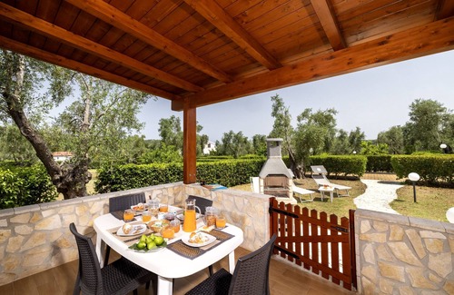 Chiesiola Apartment | Apartment "semi-detached Villa" for 5/6 person on the ground floor with separate entrances and with square meters 150 private Garden with Barbecue and Sunbeds