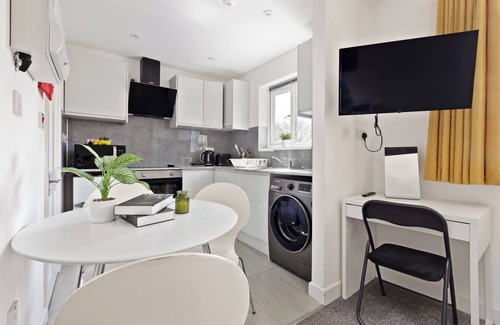 South Harrow Apartment | Apartment - Sleeps 5 & Free Parking