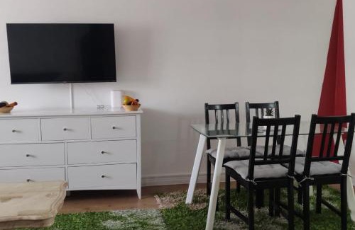 Chadwell Apartment | Apartment - Sleeps 5 - Parking - Station Close