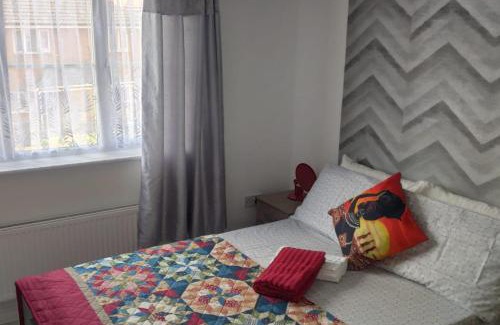 Chadwell Apartment | Apartment - Sleeps 5 - Parking - Station Close