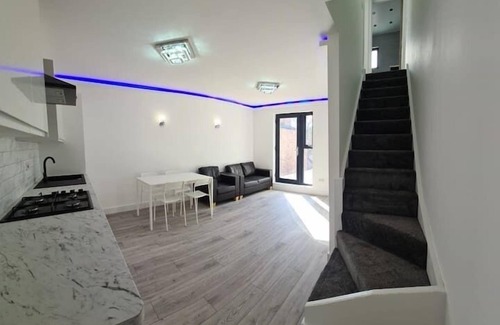 Hendon Apartment | Apartment - Sleeps up to 5 & on-street parking
