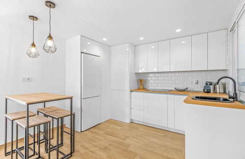 Santa Pola Apartment | Apartment 'Sunflower Avenida' with Sea View, Balcony and Wi-Fi