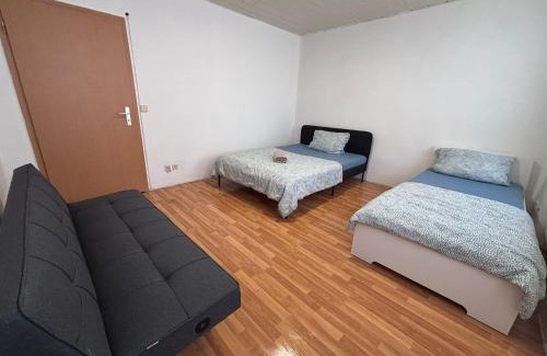 Zeitz Apartment | Apartment with 3 separate rooms near Leuna