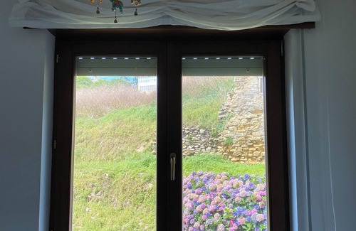 Figueras (Castropol) Apartment | Apartment with private garden and sea views on the coast of Asturias