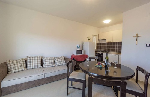 Zubovici Apartment | Apartment with sea view and pool