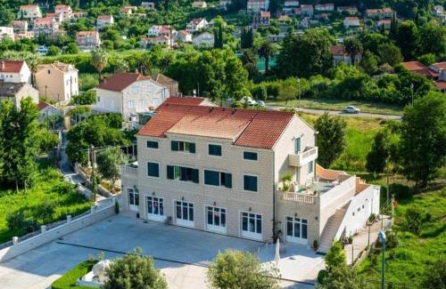 Komolac Apartment | Apartments Azzurro- Three Bedroom Apartment with Terrace and Hot Tub Azzurro I-donji