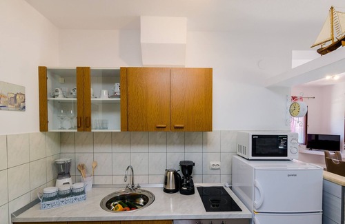 Krucica Apartment | Apartments Melany - One Bedroom Apartment with Shared Terrace and Sea View