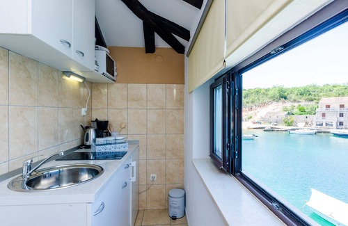 Krucica Apartment | Apartments Melany - Studio Apartment with Shared Terrace and Sea View