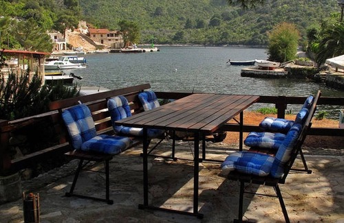 Okuklje Apartment | Apartments Vera - Comfort One-Bedroom Apartment with Terrace and Sea View (Irena)