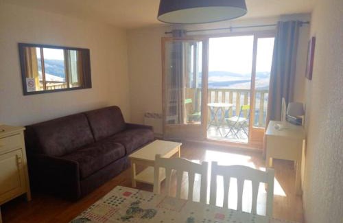Besse-et-Saint-Anastaise Apartment | Appartement confortable à Besse - 40 m² avec balcon vue montagne