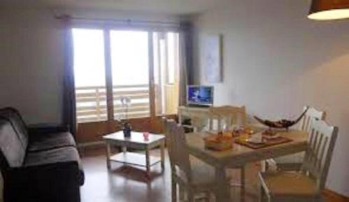 Besse-et-Saint-Anastaise Apartment | Appartement confortable à Besse - 40 m² avec balcon vue montagne