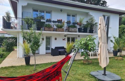 Hendaye Apartment | Appartement avec cuisine et grande piscine chauffée