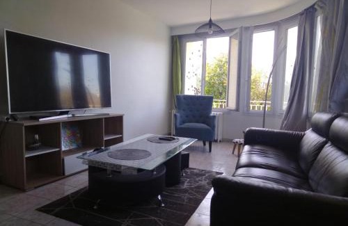 Enghien-les-Bains Apartment | Appartement familial face à un square arboré