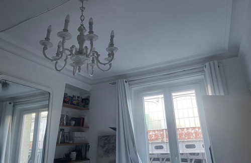 Quartier de Rochechouart Apartment | Appartement Parisien Typique Cosy, Lumineux, Bien Placé, Connecté à Tout Paris