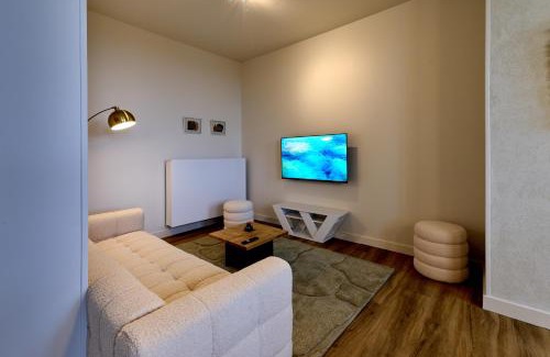 Nevers Apartment | Appartement Saint-Cyr - Les Suites du Palais, parking privé, vue cathédrale, 3 chambres, by PRIMO C0NCIERGERIE
