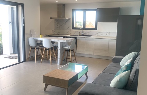 Solenzara Apartment | Appartement Spacieux, vue Splendide sur la mer Avec Piscine Privée