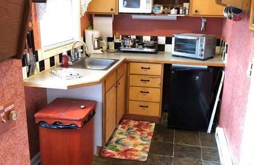 Eureka Springs Cabin | Apple Blossom Cottage of Stone Meadow Resort is situated on a beautiful 14-acre meadow in the country near Eureka Springs, Arkansas with easy highway access.